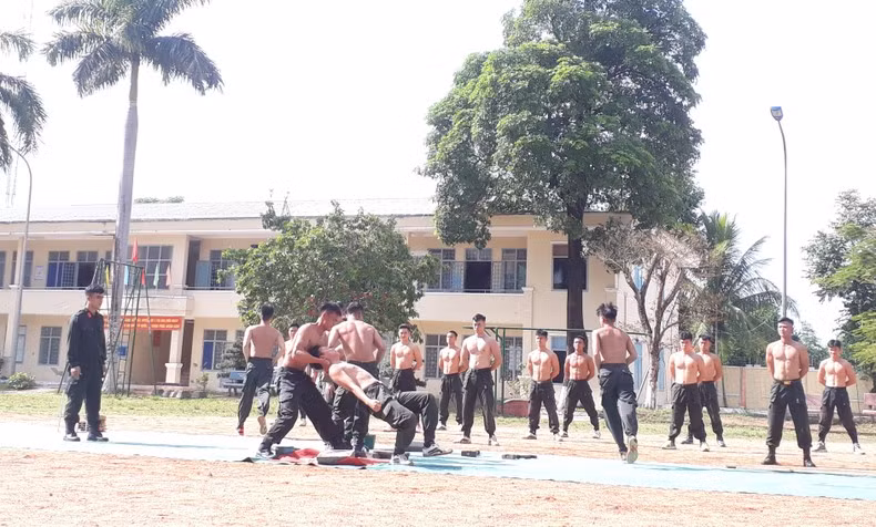 Chiến sĩ Tiểu đoàn Cảnh sát đặc nhiệm số 3 tập luyện võ thuật. Ảnh: VĂN HỌC