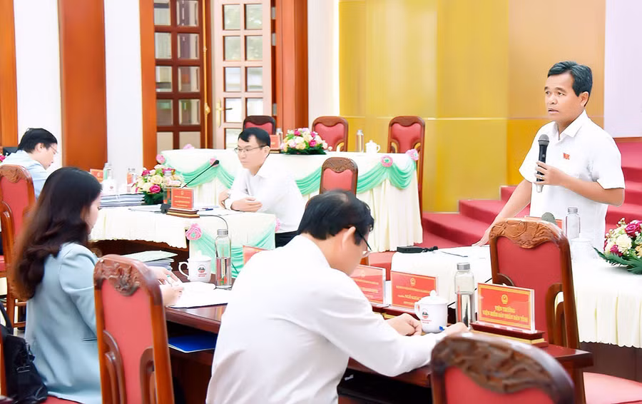 Ủy viên Ban Chấp hành Trung ương Đảng, Bí thư Tỉnh ủy, Chủ tịch HĐND tỉnh Hồ Văn Niên phát biểu tại phiên thảo luận tổ. Ảnh: Đức Thụy