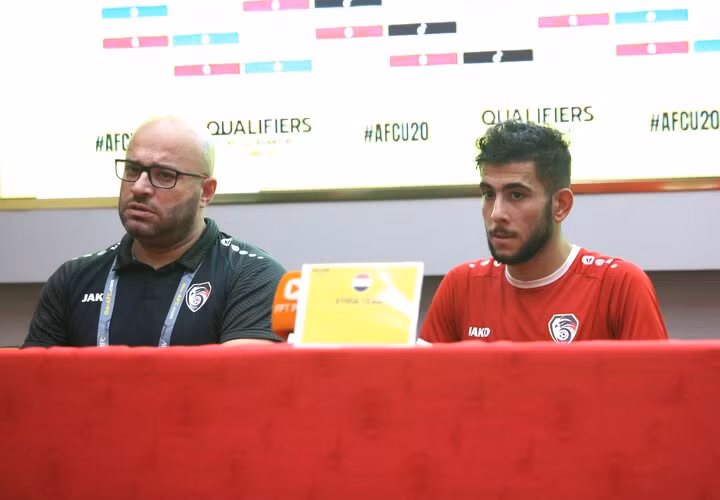 HLV Mohamad Akil và tiền đạo Mohammad Almustafa tại họp báo sau trận U20 Syria thắng U20 Guam.