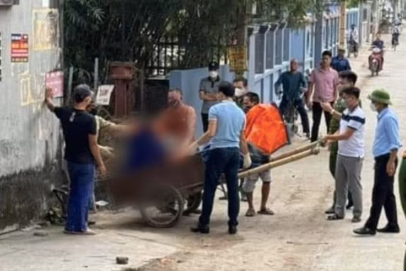Thi thể anh C. được người dân đưa lên bờ. Ảnh: Hưng Yên