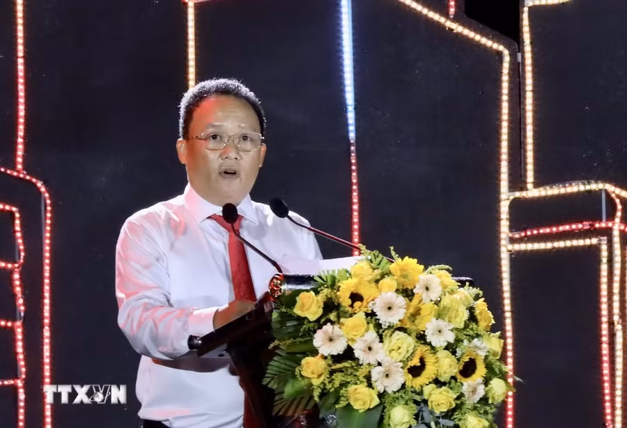 Chủ tịch UBND quận Hải Châu Lê Tự Gia Thạnh phát biểu khai trương phố đi bộ Bạch Đằng. (Ảnh: Trần Lê Lâm/TTXVN) Chủ tịch UBND quận Hải Châu Lê Tự Gia Thạnh phát biểu khai trương phố đi bộ Bạch Đằng. (Ảnh: Trần Lê Lâm/TTXVN)