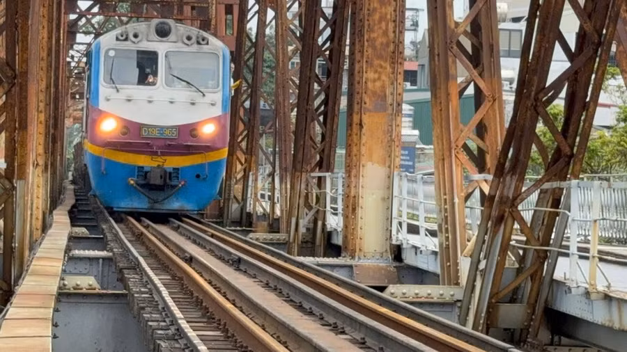 Đường sắt chạy tàu qua cầu Long Biên và cầu Đuống từ 13h chiều nay. (Ảnh: PV/Vietnam+) Đường sắt chạy tàu qua cầu Long Biên và cầu Đuống từ 13h chiều nay. (Ảnh: PV/Vietnam+)