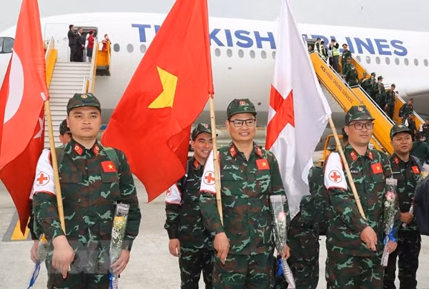Cán bộ, chiến sỹ Quân đội Việt Nam vừa hoàn thành xuất sắc nhiệm vụ ở Thổ Nhĩ Kỳ về đến sân bay Nội Bài. (Ảnh: Trọng Đức/TTXVN)