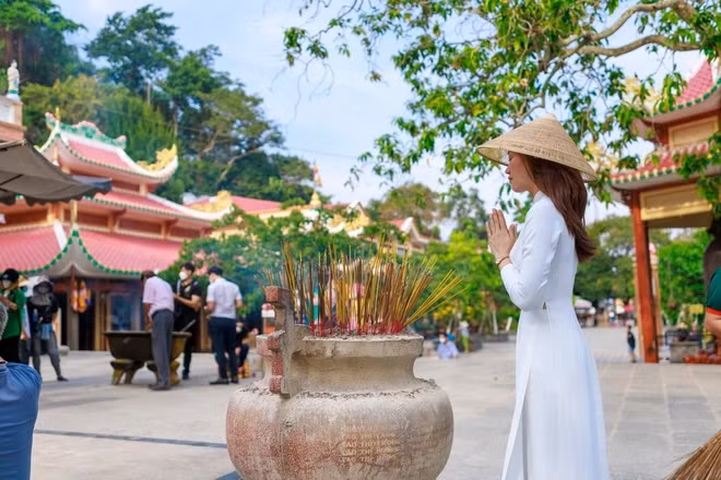 Người dân bái Bà tại Linh Sơn Tiên Thạch Tự có tuổi đời 300 năm. (Ảnh: Sun World Ba Den Mountain) Người dân bái Bà tại Linh Sơn Tiên Thạch Tự có tuổi đời 300 năm. (Ảnh: Sun World Ba Den Mountain)