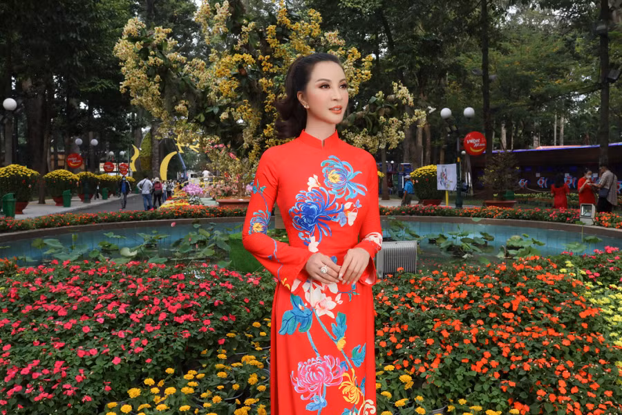 Trước thềm năm mới, MC Thanh Mai thảnh thơi dạo phố, khoe sắc vóc trong tà áo dài rực rỡ. Cô chọn các thiết kế phom dáng truyền thống, tôn đường cong với họa tiết hoa lá thể hiện tinh thần mùa xuân Trước thềm năm mới, MC Thanh Mai thảnh thơi dạo phố, khoe sắc vóc trong tà áo dài rực rỡ. Cô chọn các thiết kế phom dáng truyền thống, tôn đường cong với họa tiết hoa lá thể hiện tinh thần mùa xuân