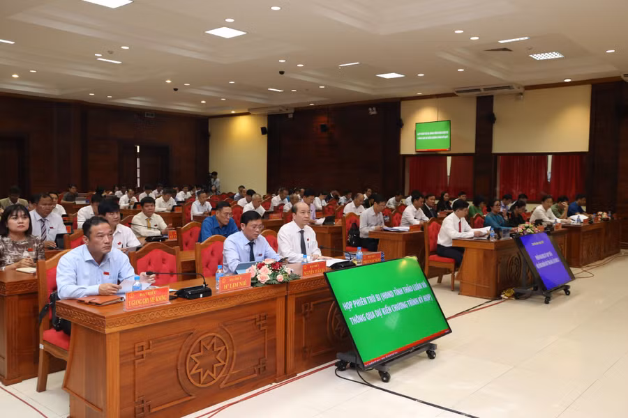 Đại biểu tham dự phiên khai mạc kỳ họp. Ảnh: Vạn Tiếp/baodaklak