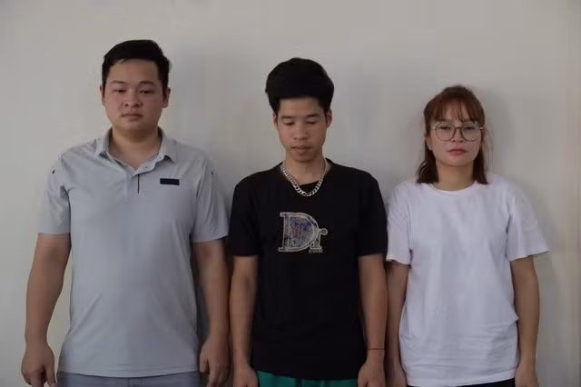 Và các đối tượng: Phương, Tuấn Anh, Hoa tại cơ quan công an