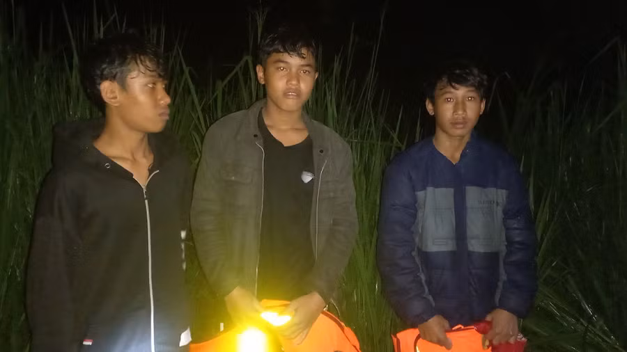 3 thiếu niên 15 tuổi được đưa vào bờ an toàn khi mắc kẹt trên sông Đồng Nai nhiều giờ đồng hồ. 3 thiếu niên 15 tuổi được đưa vào bờ an toàn khi mắc kẹt trên sông Đồng Nai nhiều giờ đồng hồ.