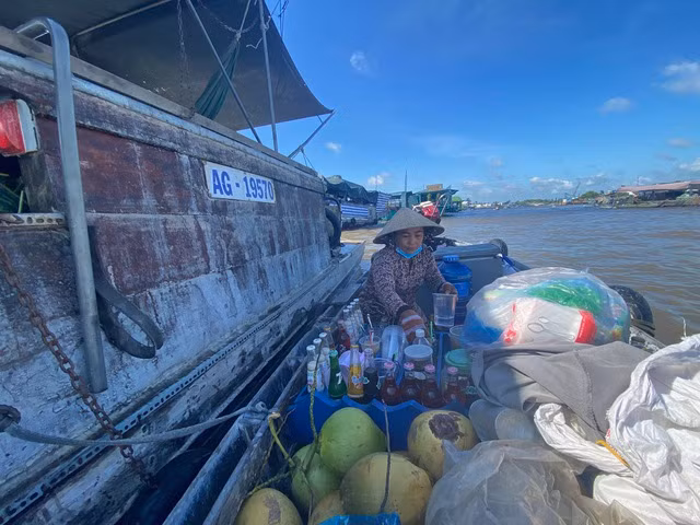 Chị Thảo cặp đò vào ghe bán sỉ để giao cà phê.