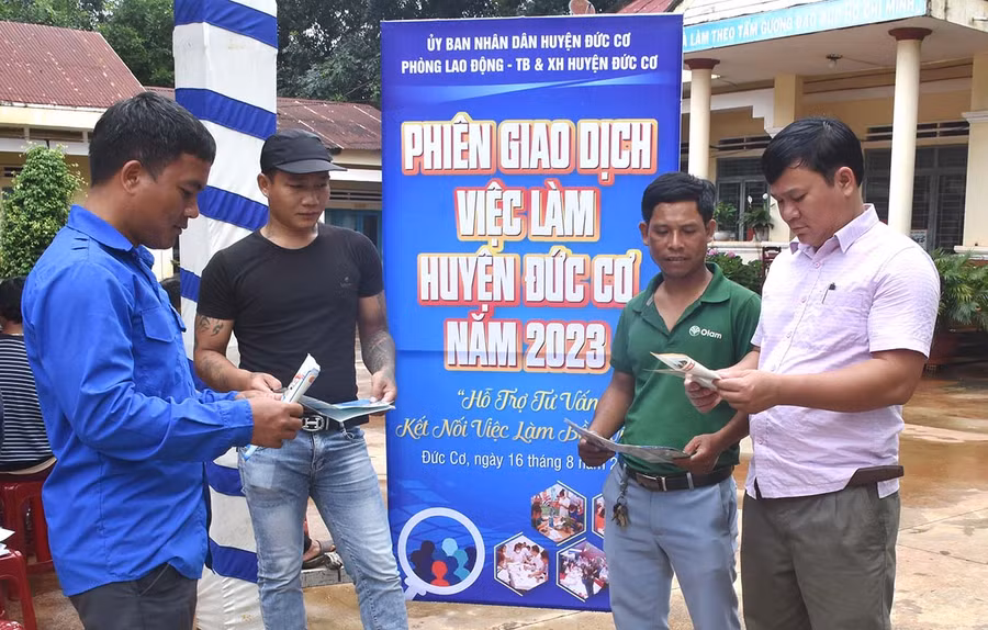 Cán bộ Phòng Lao động-Thương binh và Xã hội huyện Đức Cơ tuyên truyền về thị trường việc làm và chính sách BHTN cho người lao động xã Ia Dơk. Ảnh: U.N