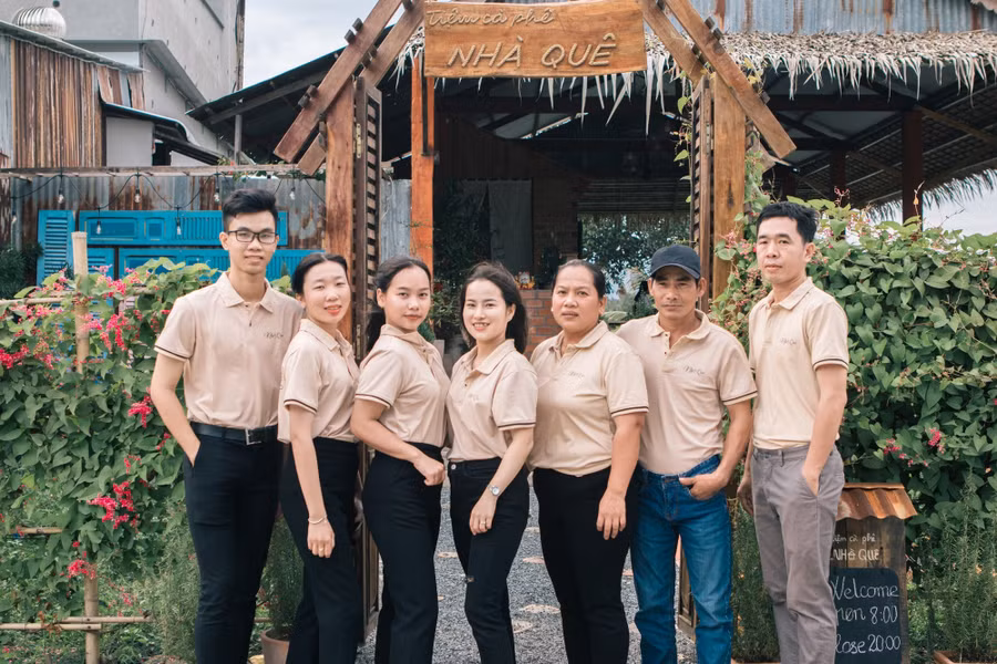 Chị Hạnh (giữa) bỏ phố về quê dựng quán cà phê đầy thơ mộng trên cánh đồng. Ảnh: Duy Tân Chị Hạnh (giữa) bỏ phố về quê dựng quán cà phê đầy thơ mộng trên cánh đồng. Ảnh: Duy Tân