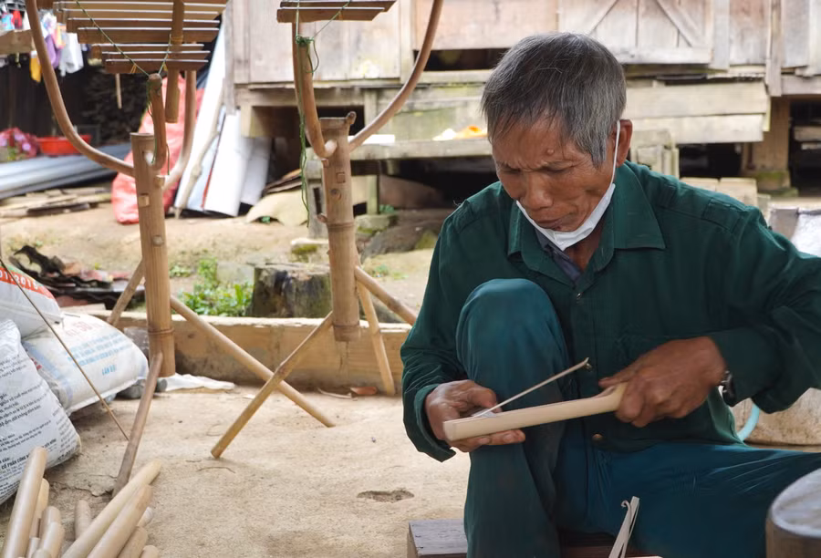 Ông A Neng tỉ mỉ vót từng ống đàn. Ảnh: V.T
