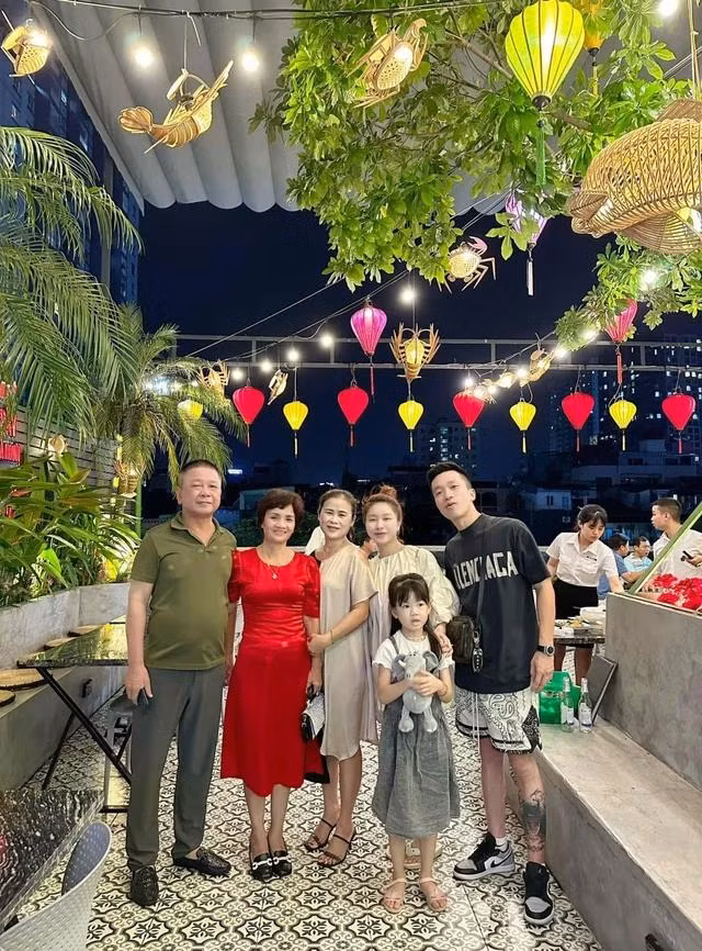 Mẹ con chị Hoa luôn được gia đình chồng yêu thương. Ảnh NVCC Mẹ con chị Hoa luôn được gia đình chồng yêu thương. Ảnh NVCC