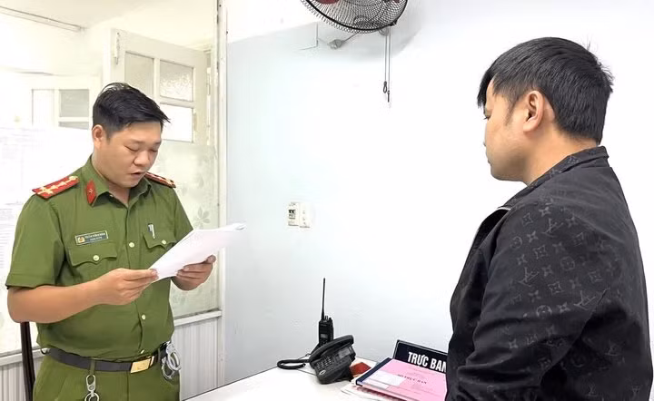 Cơ quan công an tống đạt quyết định bắt Võ Thành Tám.