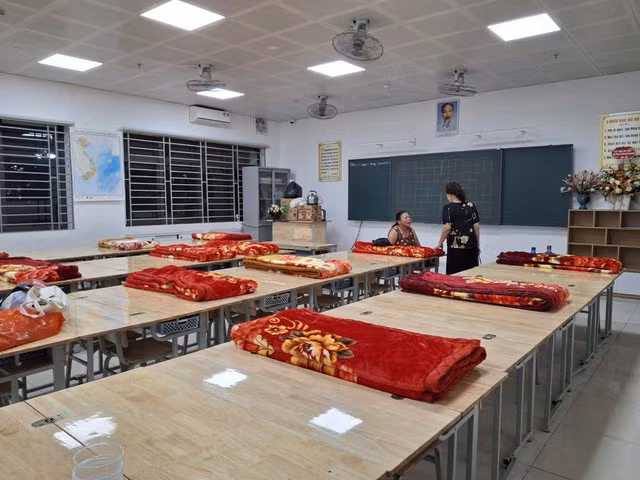 Người dân ở chung cư A7 Tân Mai được di dời tới Trường Tiểu học Tân Mai để đảm bảo an toàn trước bão số 3. Ảnh: HNMO