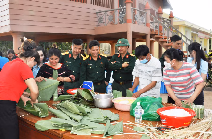 Cán bộ Công ty TNHH một thành viên 74 (Binh đoàn 15) gói bánh chưng tặng người nghèo đón Tết. Ảnh: Vĩnh Hoàng