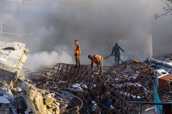 Hiện trường vụ tấn công vào tòa nhà cạnh Đại sứ quán Iran ở thủ đô Damascus của Syria, ngày 1/4. (Ảnh: Times of Israel)