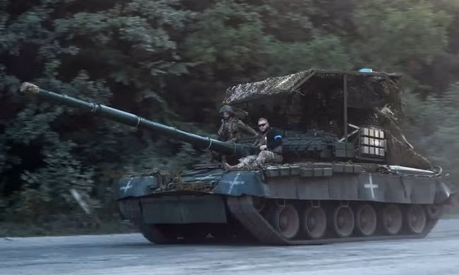 Xe tăng của quân đội Ukraine ở vùng Sumy, giáp biên giới Nga hôm 17-8. Ảnh: EPA