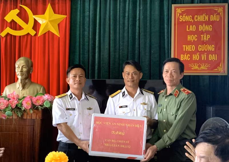 Thiếu tướng Trần Kim Hải, Phó Giám đốc Học viện An ninh nhân dân tặng quà CBCS nhà giàn DKI/12
