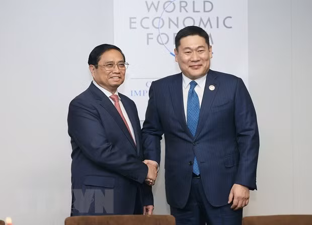 Thủ tướng Phạm Minh Chính gặp Thủ tướng Mông Cổ Oyun-Erdene Luvsannamsrai bên lề Diễn đàn Kinh tế Thế giới tại Thiên Tân (Trung Quốc), sáng 27/6/2023,. (Ảnh: Dương Giang/TTXVN)