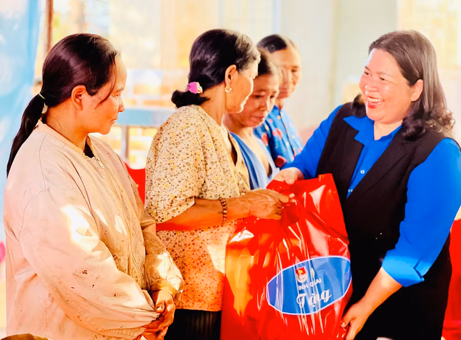 Bí thư Tỉnh Đoàn Hà Thị Giang Thảo tặng quà cho người dân làng Phang (xã Ia Lang, huyện Đức Cơ). Ảnh: Phan Lài