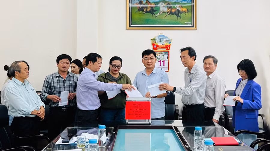 Cán bộ, viên chức, người lao động Báo Gia Lai ủng hộ đồng bào các tỉnh, thành phố bị thiệt hại do cơn bão số 3 gây ra. Ảnh: Phan Lài