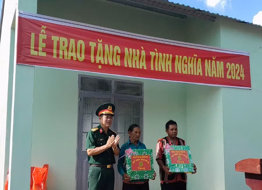 Lãnh đạo Sư đoàn 320 trao nhà tình nghĩa cho ông Rơ Lan Mok (xã Ia Pnôn, huyện Đức Cơ). Ảnh: T.D
