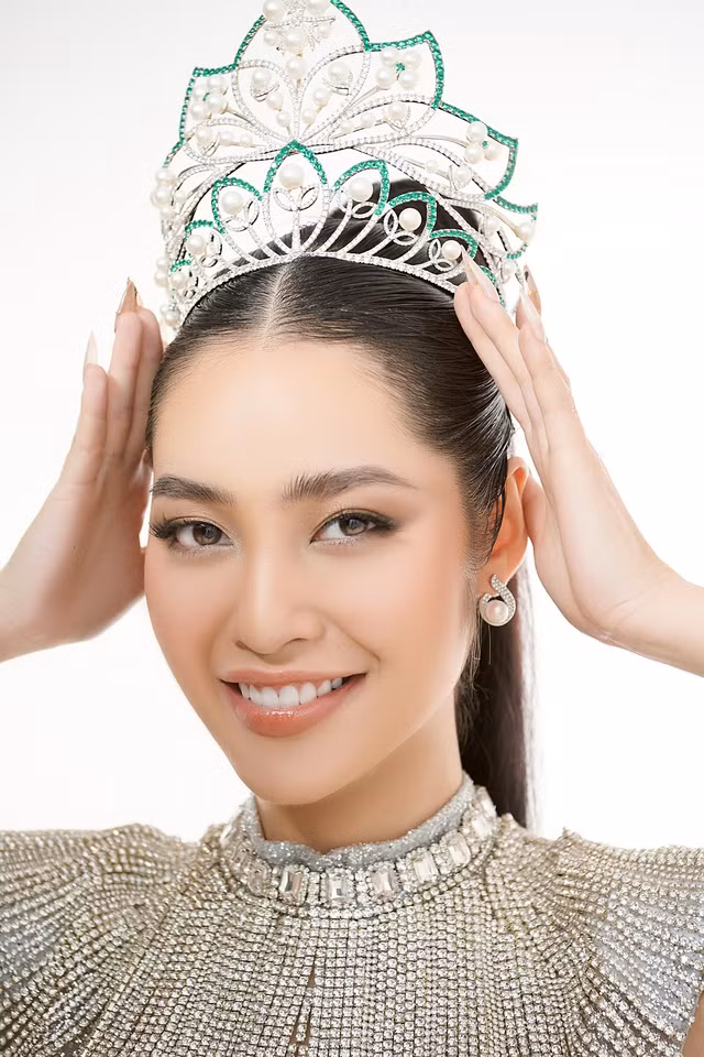 Nông Thúy Hằng khoe nhan sắc bên vương miện trị giá 3 tỉ đồng. Ảnh: NVCC