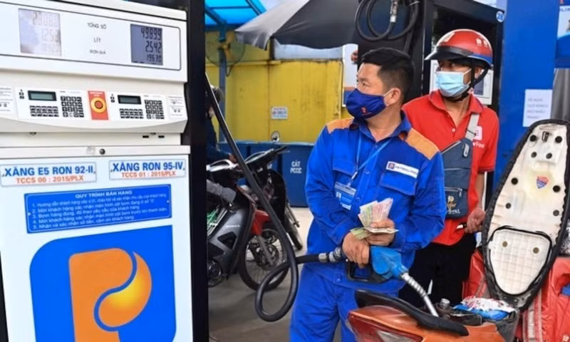 Giá xăng dầu đồng loạt tăng từ chiều nay. Ảnh: Nguyễn Tuấn