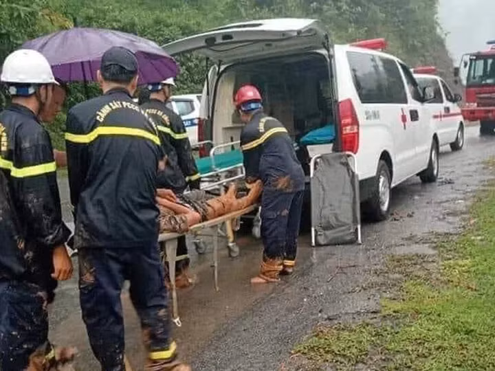 Lực lượng chức năng đưa các nạn nhân bị vùi lấp ra ngoài.