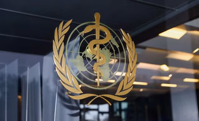 Logo của WHO trên một trong các cánh cửa ở trụ sở chính tại Geneva - Thụy Sĩ - Ảnh: REUTERS