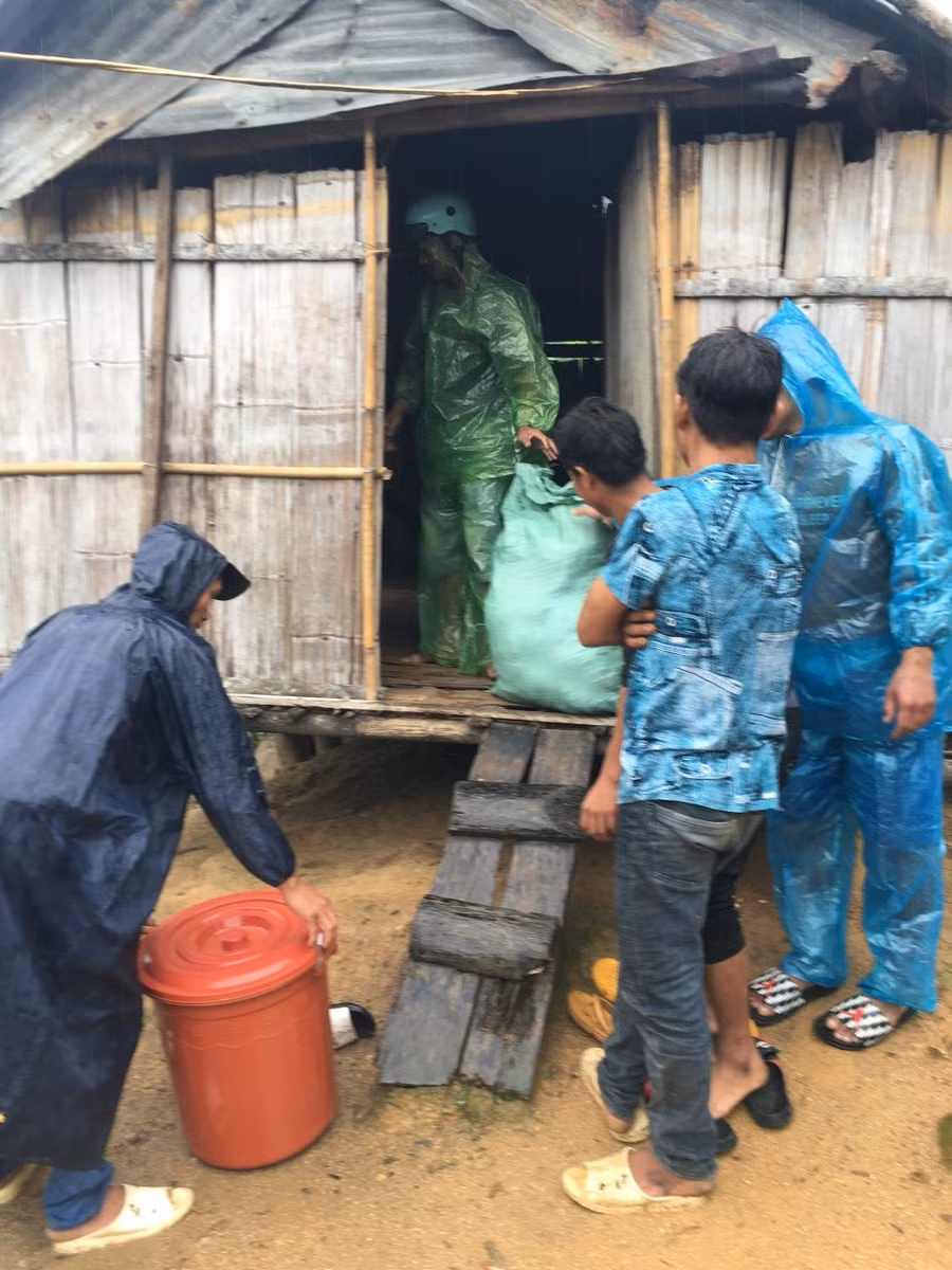 Người dân huyện Kon Rẫy đưa gạo vào kho cất giữ khi mưa lũ đến. Ảnh Thanh Tuấn