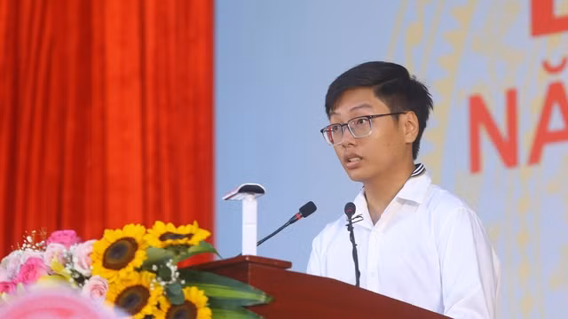 Tân sinh viên Đinh Cao Sơn phát biểu tại lễ khai giảng năm học 2023 - 2024 của Trường ĐH Sư phạm Hà Nội. Ảnh: DUY PHẠM