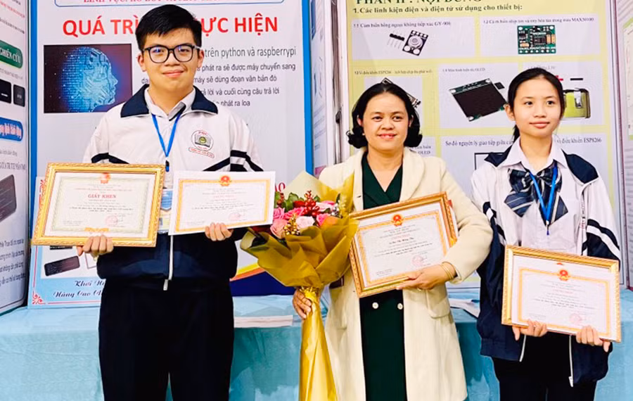 Em Trần Đỗ Anh Tuấn và Võ Phạm Thảo Nguyên cùng cô Bùi Thị Hồng Thu (ở giữa) nhận giải nhì Cuộc thi Khoa học kỹ thuật cấp tỉnh. Ảnh: Phạm Ngọc Em Trần Đỗ Anh Tuấn và Võ Phạm Thảo Nguyên cùng cô Bùi Thị Hồng Thu (ở giữa) nhận giải nhì Cuộc thi Khoa học kỹ thuật cấp tỉnh. Ảnh: Phạm Ngọc