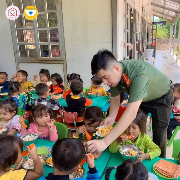 Dương Hải Anh bên những em nhỏ với những bữa cơm trong dự án “Nuôi em Mộc Châu”. (Ảnh do nhân vật cung cấp)