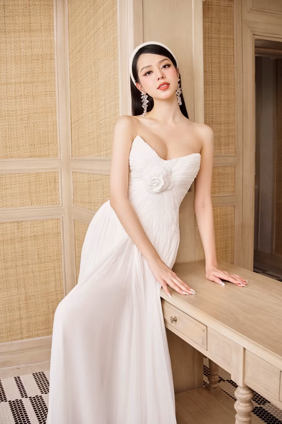 Bên cạnh đó, nhan sắc lẫn phong cách thời trang của mỹ nhân gốc Đà Nẵng cũng ngày càng thăng hạng và nhận được sự yêu mến của fan sắc đẹp Việt. ẢNH: NVCC