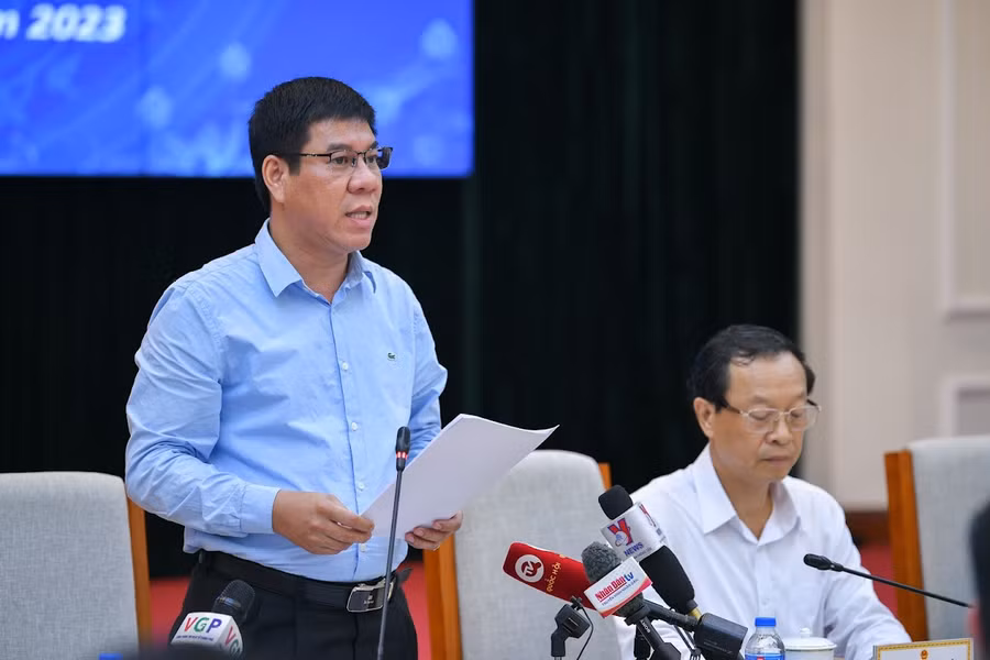 Ông Huỳnh Văn Chương thông tin tại họp báo.