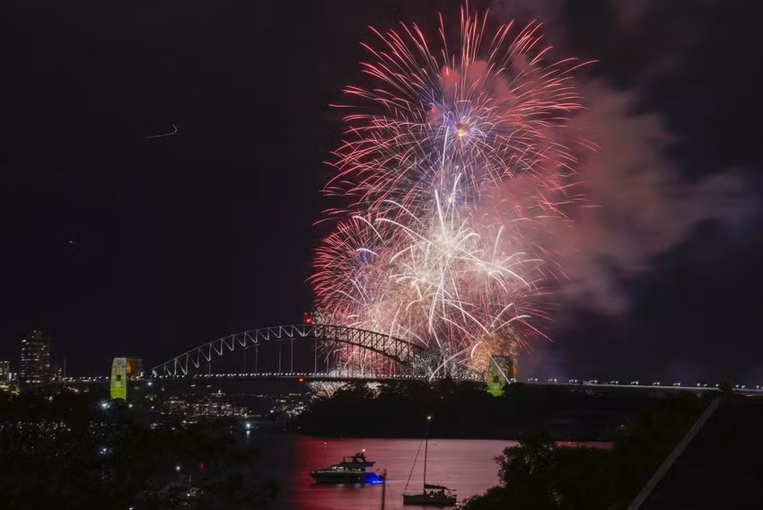 Màn trình diễn pháo hoa thắp sáng bầu trời cảng Sydney (Úc). Ảnh: SKY NEWS Màn trình diễn pháo hoa thắp sáng bầu trời cảng Sydney (Úc). Ảnh: SKY NEWS