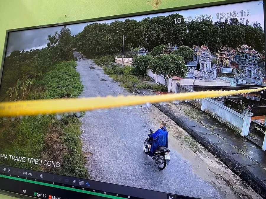 Camera an ninh ghi cảnh đối tượng di chuyển trong khu vực nghĩa trang. Camera an ninh ghi cảnh đối tượng di chuyển trong khu vực nghĩa trang.