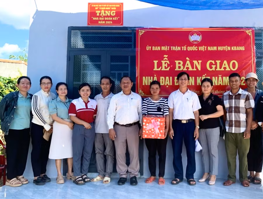 Ủy ban MTTQ Việt Nam huyện Kbang bàn giao nhà “Đại đoàn kết” cho hộ ông Đinh Sa (làng Đak Giang II, xã Đông). Ảnh: M.N