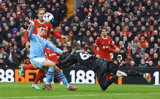 Kelleher phá bóng trúng đầu Foden bật vào xà ngang khung thành Liverpool