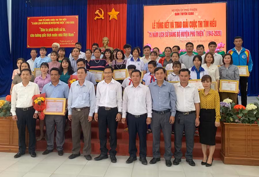 Ban Tuyên giáo Huyện ủy Phú Thiện tổ chức tổng kết Cuộc thi tìm hiểu 75 năm lịch sử Đảng bộ huyện qua mạng xã hội. Ảnh: Vũ Chi