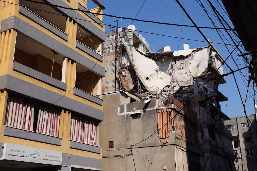 Thiệt hại tại nơi trúng không kích của Israel ở vùng ngoại ô phía Nam thủ đô Beirut của Lebanon vào ngày 24-9. Ảnh: Reuters