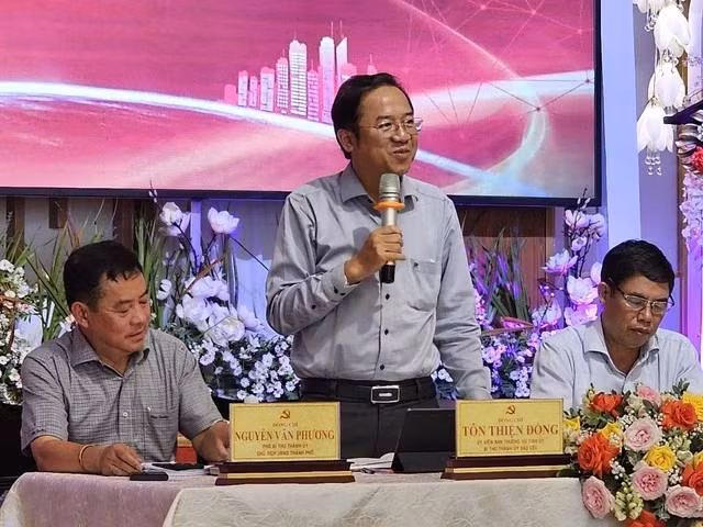 Lãnh đạo TP.Bảo Lộc cung cấp thông tin cho các nhà báo. Ảnh LÂM VIÊN
