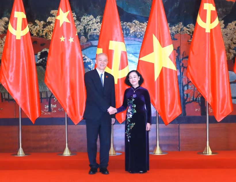 Thường trực Ban Bí thư Trương Thị Mai làm việc với Ủy viên Ban Thường vụ Bộ Chính trị Đảng Cộng sản Trung Quốc Thái Kỳ. (Ảnh: Phương Hoa/TTXVN)