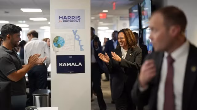 Phó Tổng thống Mỹ Kamala Harris đến trụ sở chiến dịch tranh cử tổng thống của bà ở TP Wilmington, bang Delaware vào ngày 22-7. Ảnh: Reuters
