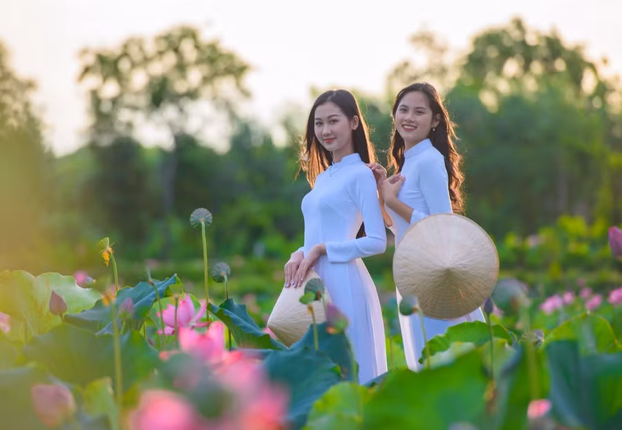 Chính vẻ thanh khiết và sắc sen mùa hạ đã thu hút các bạn trẻ tìm đến đầm sen để ghi lại những khoảnh khắc đẹp. Ảnh: Nguyễn Trình Chính vẻ thanh khiết và sắc sen mùa hạ đã thu hút các bạn trẻ tìm đến đầm sen để ghi lại những khoảnh khắc đẹp. Ảnh: Nguyễn Trình
