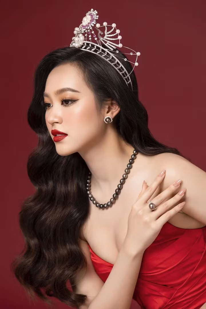 Á hậu 1 Trịnh Thùy Linh sở hữu nhan sắc ngọt ngào cùng với gương mặt xinh xắn. Thùy Linh ở hiện tại cũng có nhiều thay đổi về định hướng thời trang.
