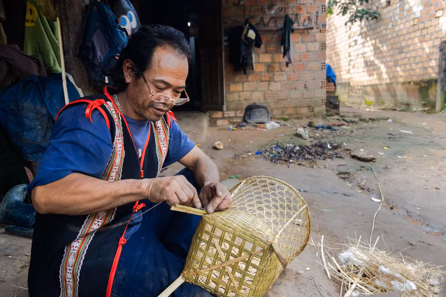 Nghệ nhân A Par rất khéo tay trong việc đan lát. Ảnh: N.B