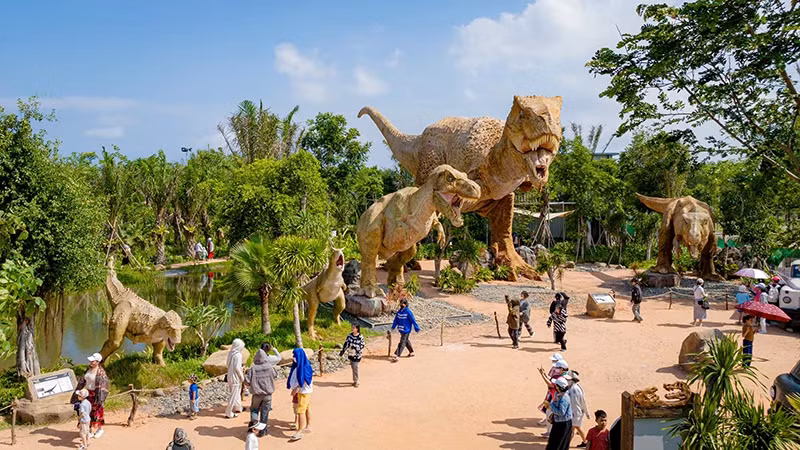 Du khách tham quan Công viên lãnh địa khủng long Dino Park tại NovaWorld Phan Thiết.